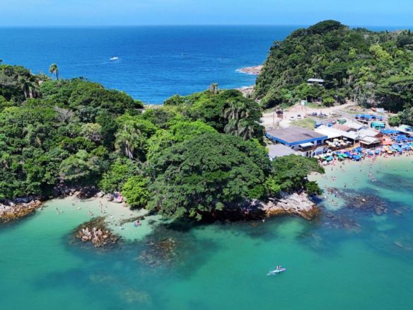 Vista aérea de la región cerca de la playa de Sepultura, con calas de aguas tranquilas y acceso a la playa de Cachalote - Rocccoimob Inmobiliario en Bombinhas