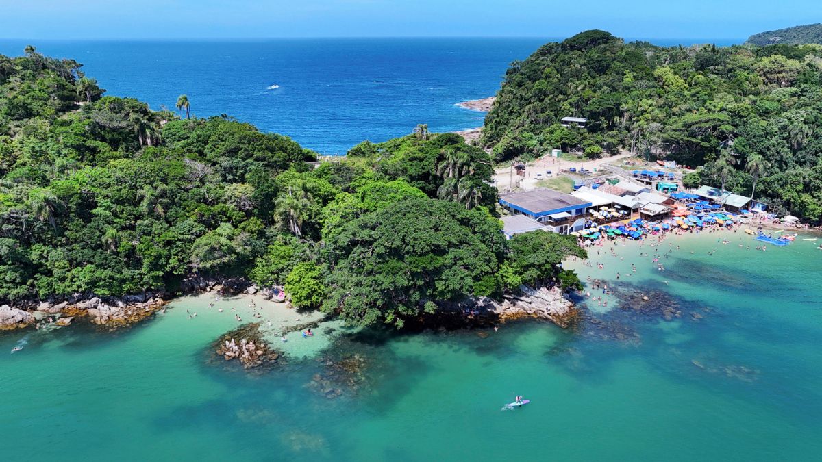 Vista aérea de la región cerca de la playa de Sepultura, con calas de aguas tranquilas y acceso a la playa de Cachalote - Rocccoimob Inmobiliario en Bombinhas
