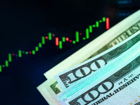 100 dollar bill illustrating the devaluation of the dollar against the real and the economic scenario - Rocccoimob Real Estate in Bombinhas