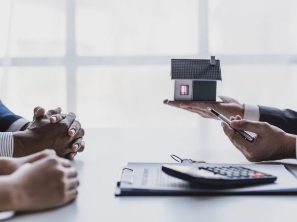 Simulation of real estate credit with client and consultant, representing increased access to financing and decision-making in the purchase of real estate. - Rocccoimob Real Estate in Bombinhas