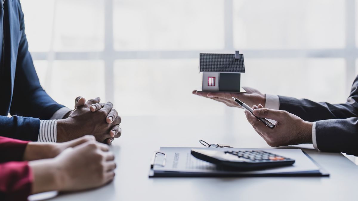 Simulation of real estate credit with client and consultant, representing increased access to financing and decision-making in the purchase of real estate. - Rocccoimob Real Estate in Bombinhas