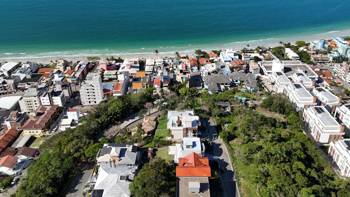 Vista aérea de Bombinhas SC, região valorizada para investir em imóveis em tempos de renda baixa - Rocccoimob Imobiliária em Bombinhas