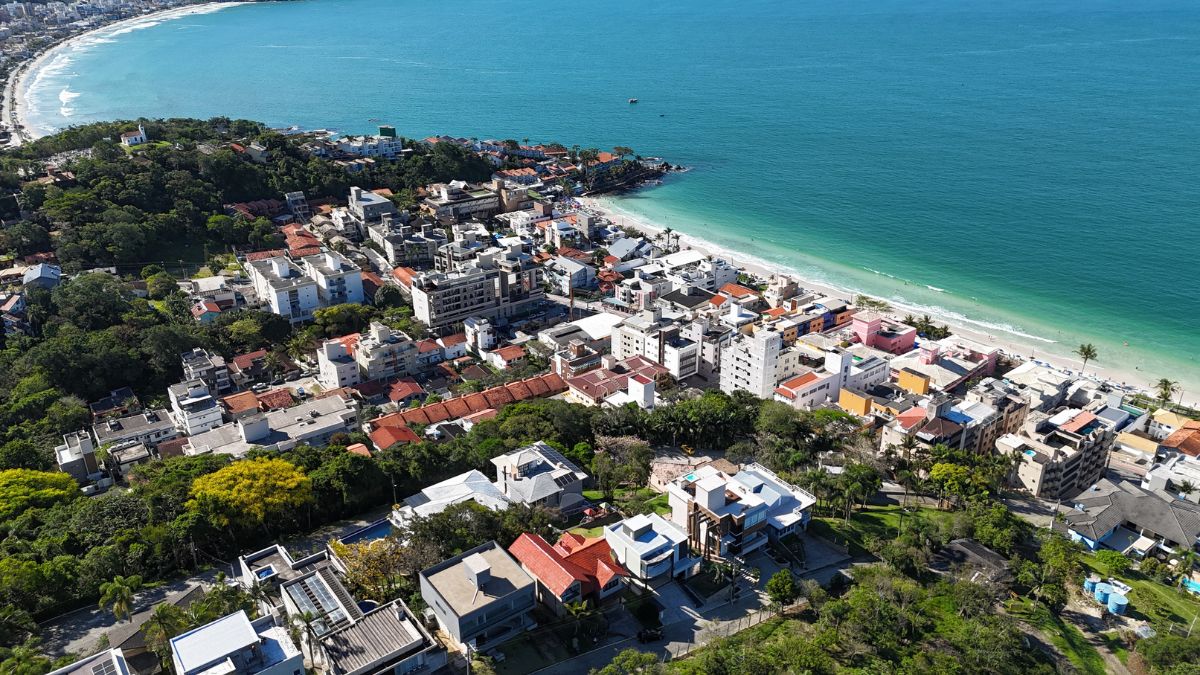 Aerial view of Bombinhas with properties close to the beach and high density of vacation rentals - Rocccoimob Real estate in Bombinhas