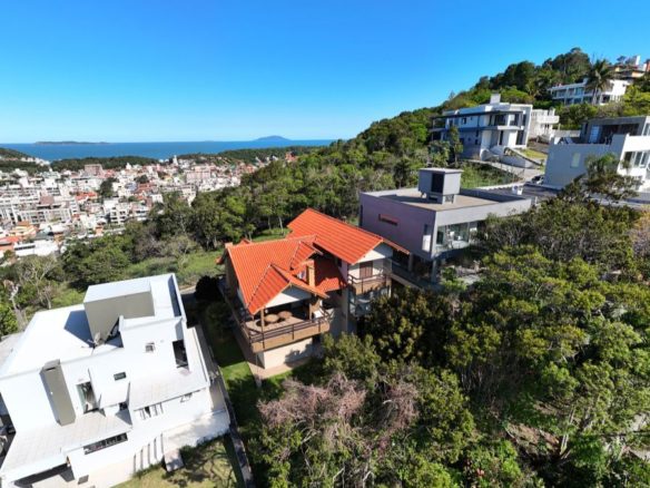 Aerial view of Bombinhas showing properties near the beach and vacation rental scenery - Rocccoimob Real estate in Bombinhas