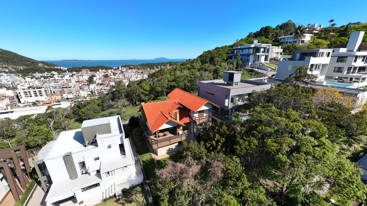 Vista aérea de Bombinhas mostrando propiedades cerca de la playa y paisajes de alquileres vacacionales - Rocccoimob Real Estate en Bombinhas