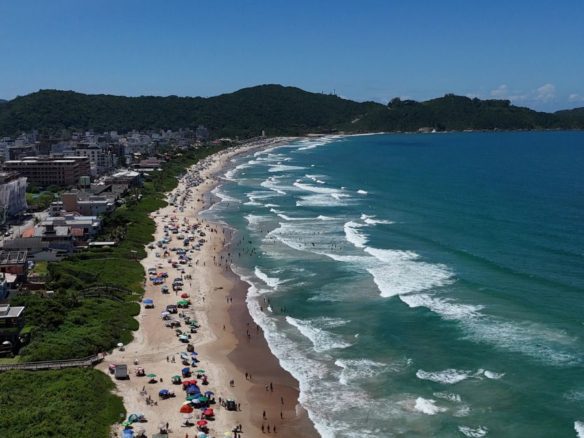 Vista aérea del Canto Grande en Bombinhas - Rocccoimob Real Estate en Bombinhas