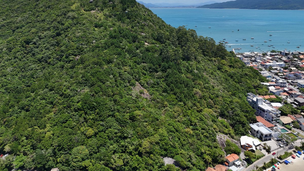 Vue aérienne de Bombinhas, à Santa Catarina, montrant une zone forestière préservée, une zone urbaine près de la mer et un développement immobilier sur la côte de Santa Catarina - Rocccoimob Real Estate à Bombinhas