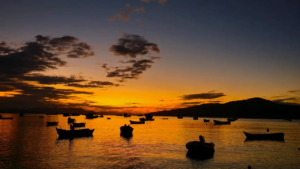 Lanchas atracadas ao entardecer no Canto Grande, Bombinhas - Rocccoimob Imobiliária em Bombinhas