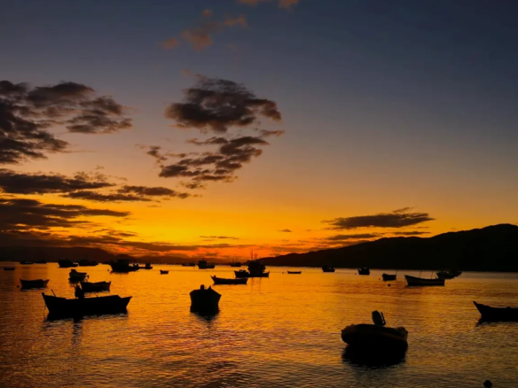 Lanchas atracadas ao entardecer no Canto Grande, Bombinhas - Rocccoimob Imobiliária em Bombinhas