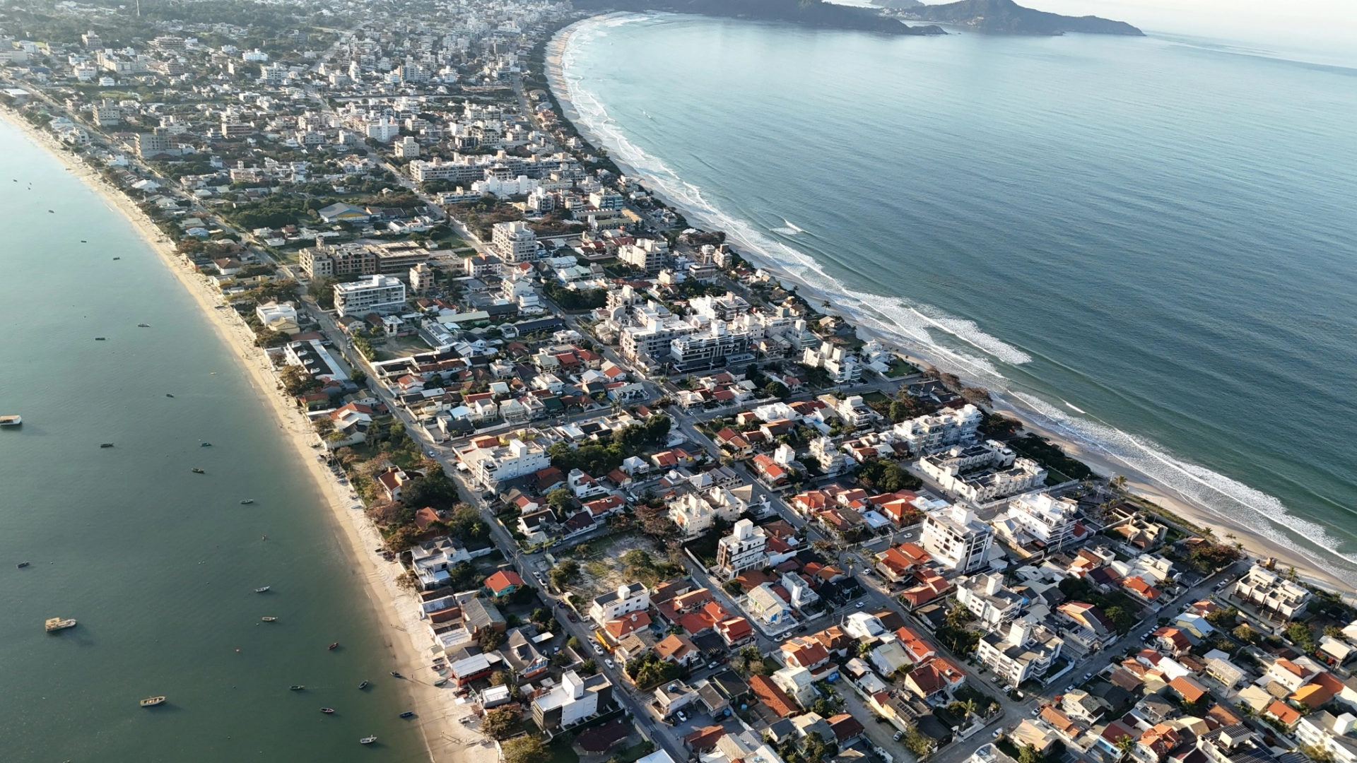 Vista aerea de Bombinhas SC com orla e cidade ao fundo scaled - Rocccoimob Imobiliária em Bombinhas