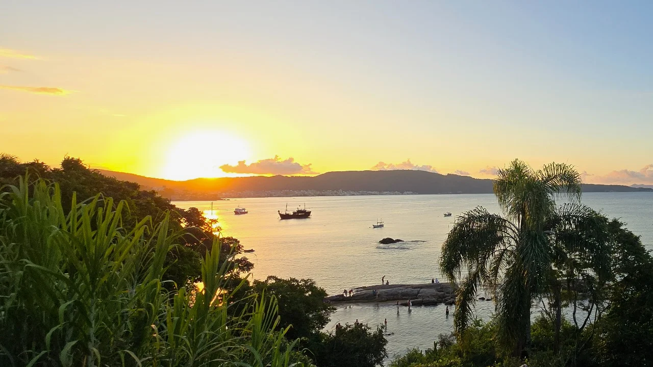 Pôr do sol na Praia da Sepultura, Bombinhas - Rocccoimob Imobiliária em Bombinhas