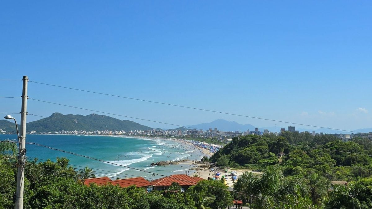 Praia em Bombinhas SC - Rocccoimob Imobiliária em Bombinhas