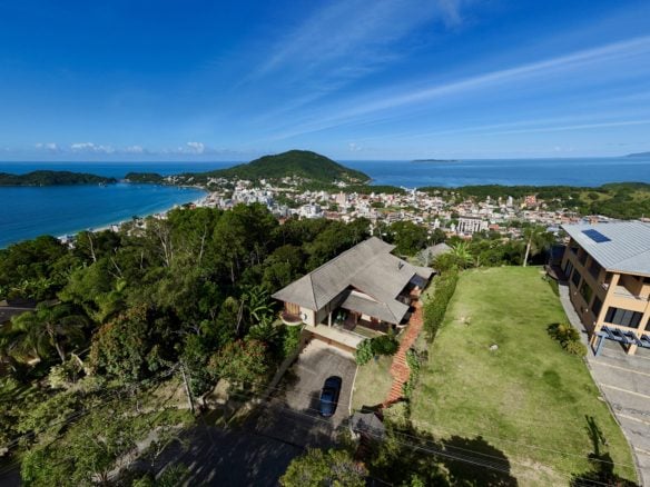 Casa à venda no condomínio panorâmico em Bombinhasdji fly 20260414 154000 0086 1776192870818 pano - Rocccoimob Imobiliária em Bombinhas