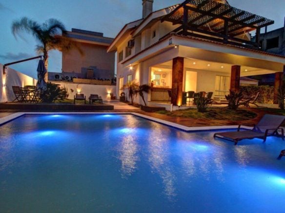Casa com piscina e área de lazer, exemplo de imóvel com estrutura completa e garagem - Rocccoimob Imobiliária em Bombinhas