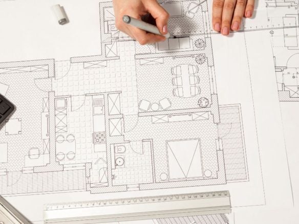 Un profesional analiza el plan de un proyecto antes del registro de desarrollo inmobiliario - Rocccoimob Real Estate en Bombinhas