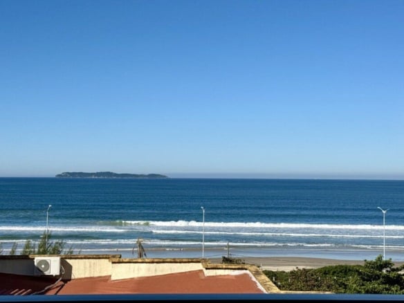 Casa de praia próxima ao mar, que exige cuidados frequentes com manutenção e conservação - Rocccoimob Imobiliária em Bombinhas