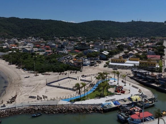 Vista aérea do bairro Morrinhos mostrando área residencial, infraestrutura urbana, comércio, marina e acesso à praia, destacando características de um bairro com potencial de crescimento - Rocccoimob Imobiliária em Bombinhas