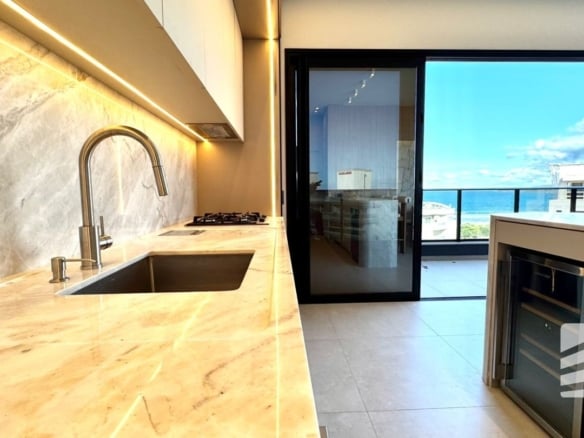 alto padrao com vista panoramica para o mariscal bombinhassc 3 fkqyci scaled - Rocccoimob Imobiliária em Bombinhas