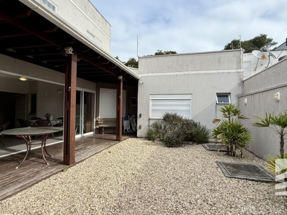 Casa a venda mobiliada na Praia Do Mariscal Bombinhas SC! - Rocccoimob Imobiliária em Bombinhas