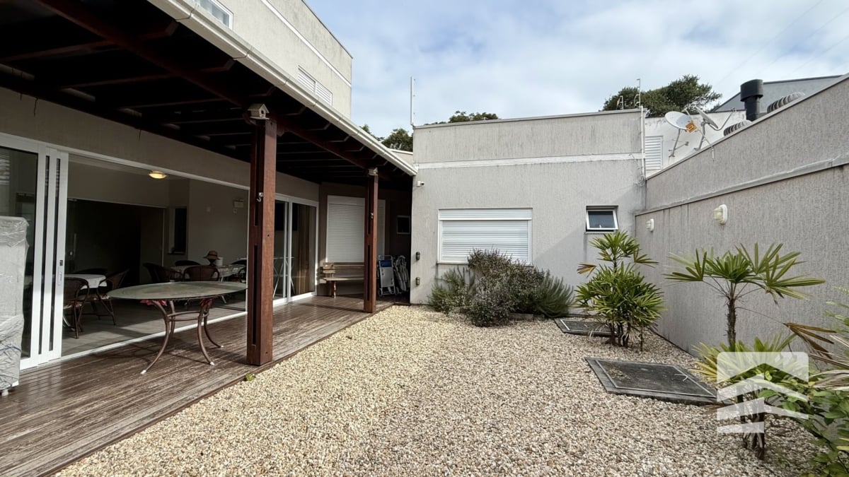Casa a venda mobiliada na Praia Do Mariscal Bombinhas SC! - Rocccoimob Imobiliária em Bombinhas