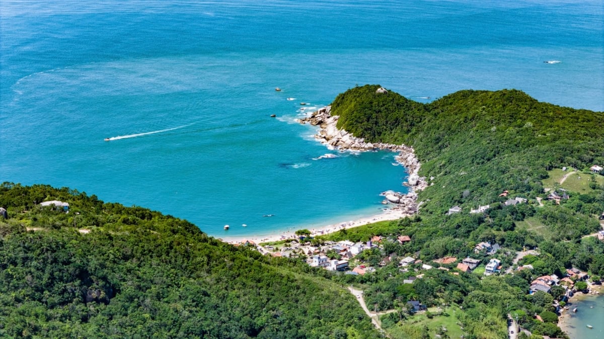 Vista aérea do litoral de Bombinhas, destino de viagem abordado na matéria sobre ciclone e frente fria no Sul - Rocccoimob Imobiliária em Bombinhas
