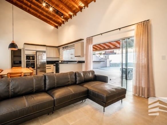 casa de alto padrao a 50 metros da praia de mariscal em bombinhas 19 fcxp0f scaled - Rocccoimob Imobiliária em Bombinhas