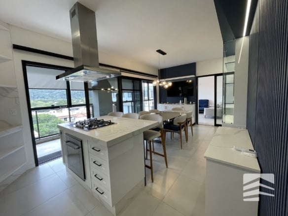 Cobertura Duplex Mobiliada à Venda em Mariscal, Bombinhas – 3 Suítes e Vista Definitiva Para Área de Preservação - Rocccoimob Imobiliária em Bombinhas