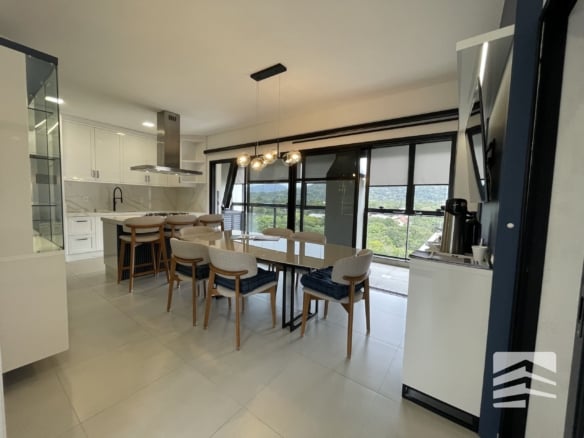 Cobertura Duplex Mobiliada à Venda em Mariscal, Bombinhas – 3 Suítes e Vista Definitiva Para Área de Preservação