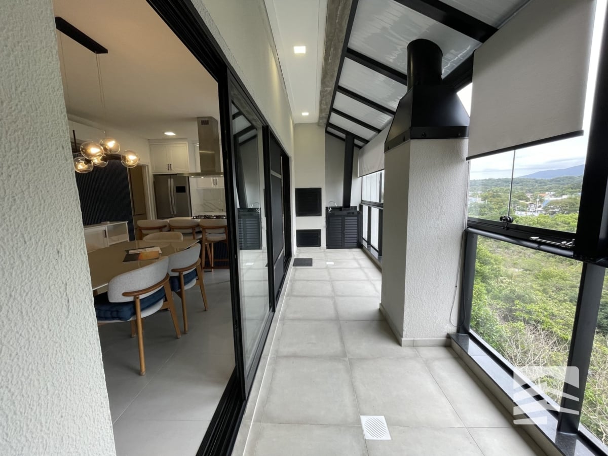 Cobertura Duplex Mobiliada à Venda em Mariscal, Bombinhas – 3 Suítes e Vista Definitiva Para Área de Preservação - Rocccoimob Imobiliária em Bombinhas