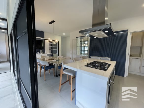 Cobertura Duplex Mobiliada à Venda em Mariscal, Bombinhas – 3 Suítes e Vista Definitiva Para Área de Preservação - Rocccoimob Imobiliária em Bombinhas