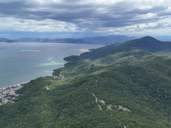 Morros cobertos por vegetação e enseadas da Costeira de Zimbros, em Bombinhas, vistos do alto - Rocccoimob Imobiliária em Bombinhas